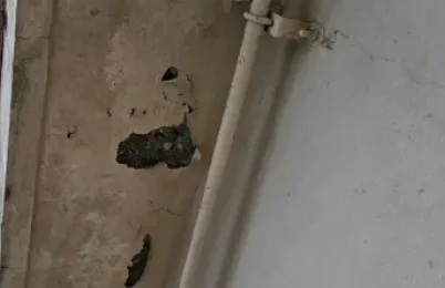 시공 전 칠이 떨어지고 검게 손상된 배관 옆 외벽