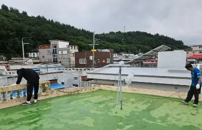 시공 전 녹색 옥상 바닥 위에서 준비하는 작업자