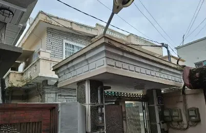 시공 전, 다른 각도에서 찍힌 베이지색 주택 외관